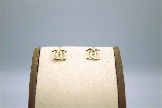 זוג עגילים דגם  Chanel חלק