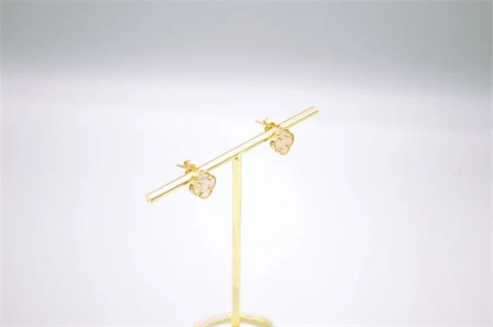 זוג עגילים דגם Van Cleef צבע לבן